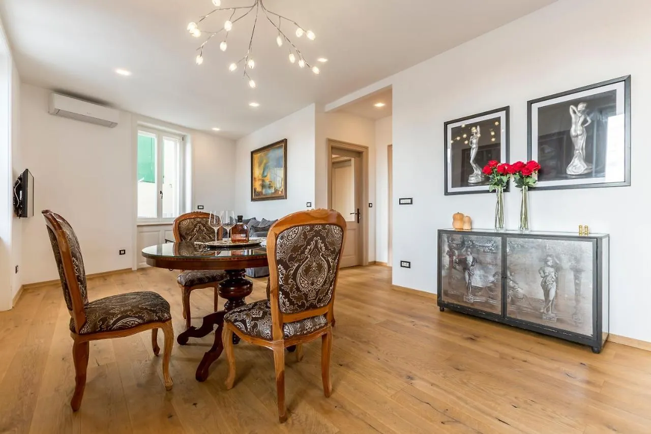 Queen Apartment Split