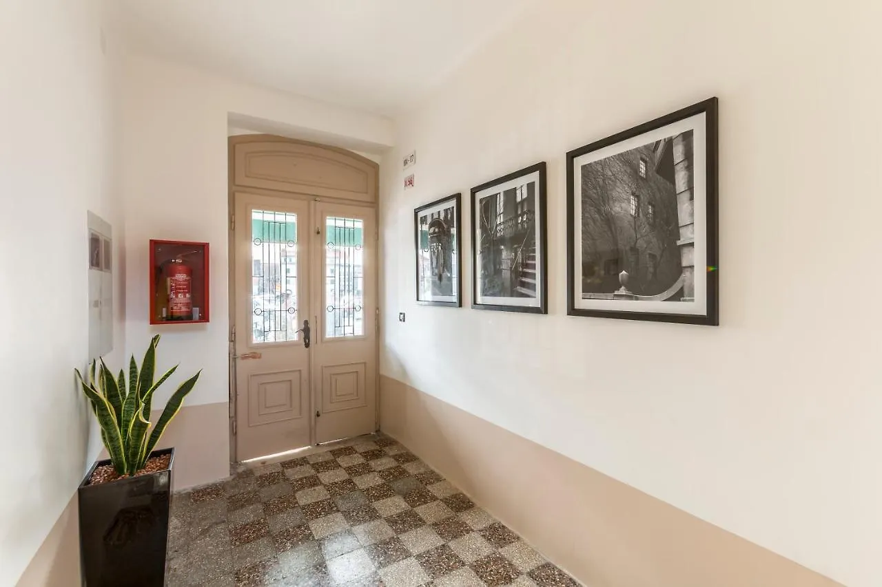Queen Apartment Split