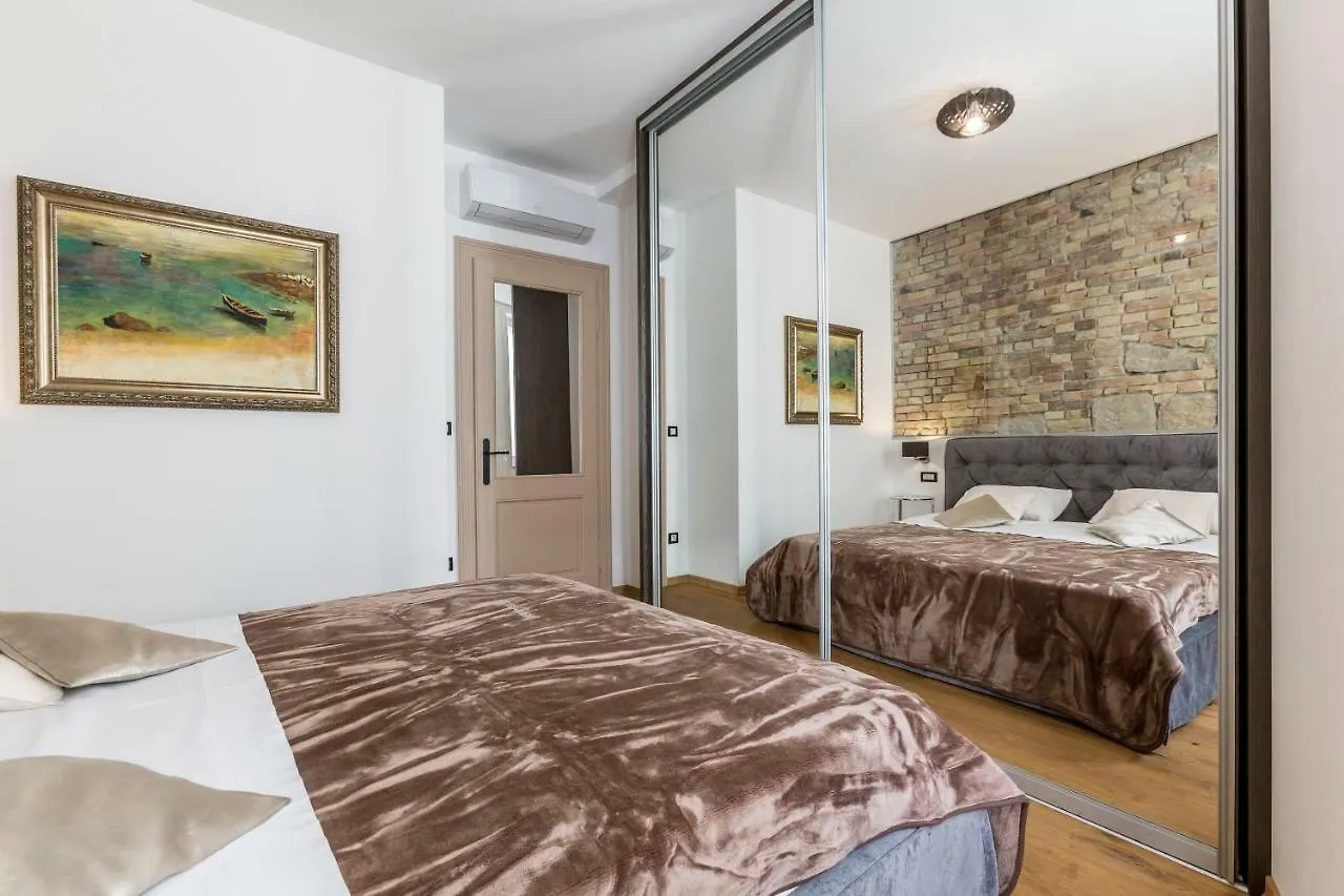 Queen Apartment Split